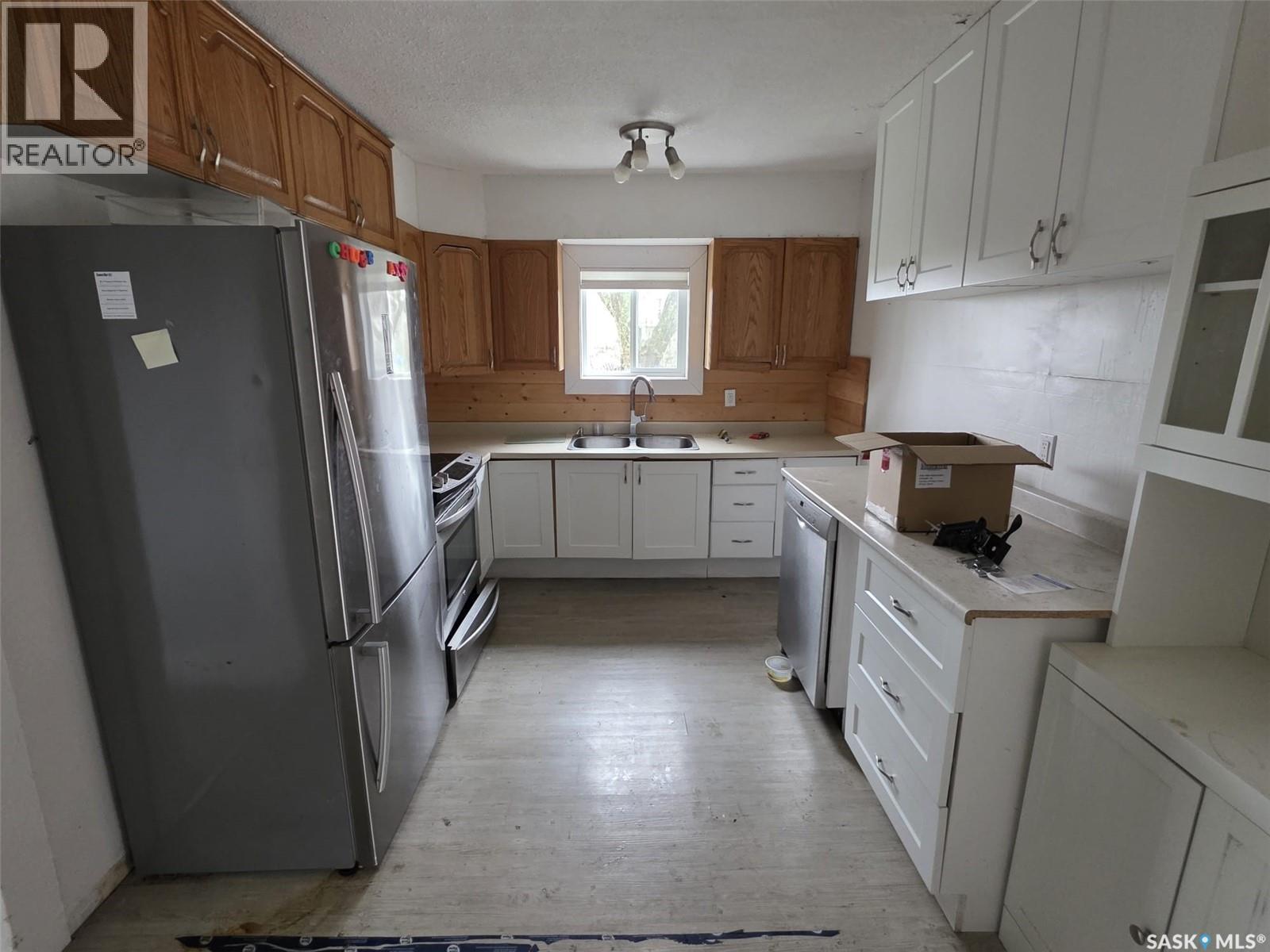 700 Railway Avenue, Dysart, SK - Indoor Photo Showing Kitchen With Double Sink