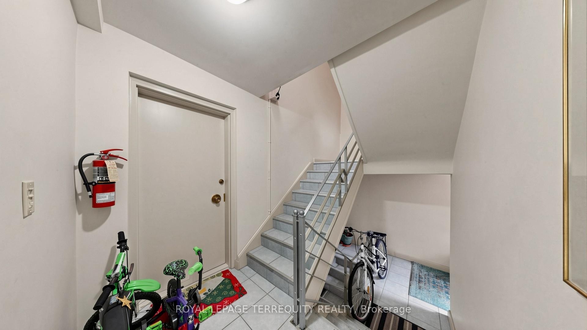 321 Lakeshore Road E, Mississauga, ON