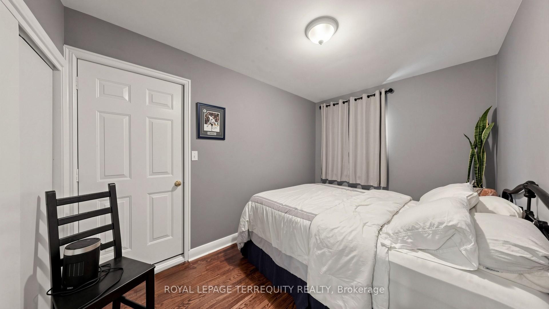 321 Lakeshore Road E, Mississauga, ON