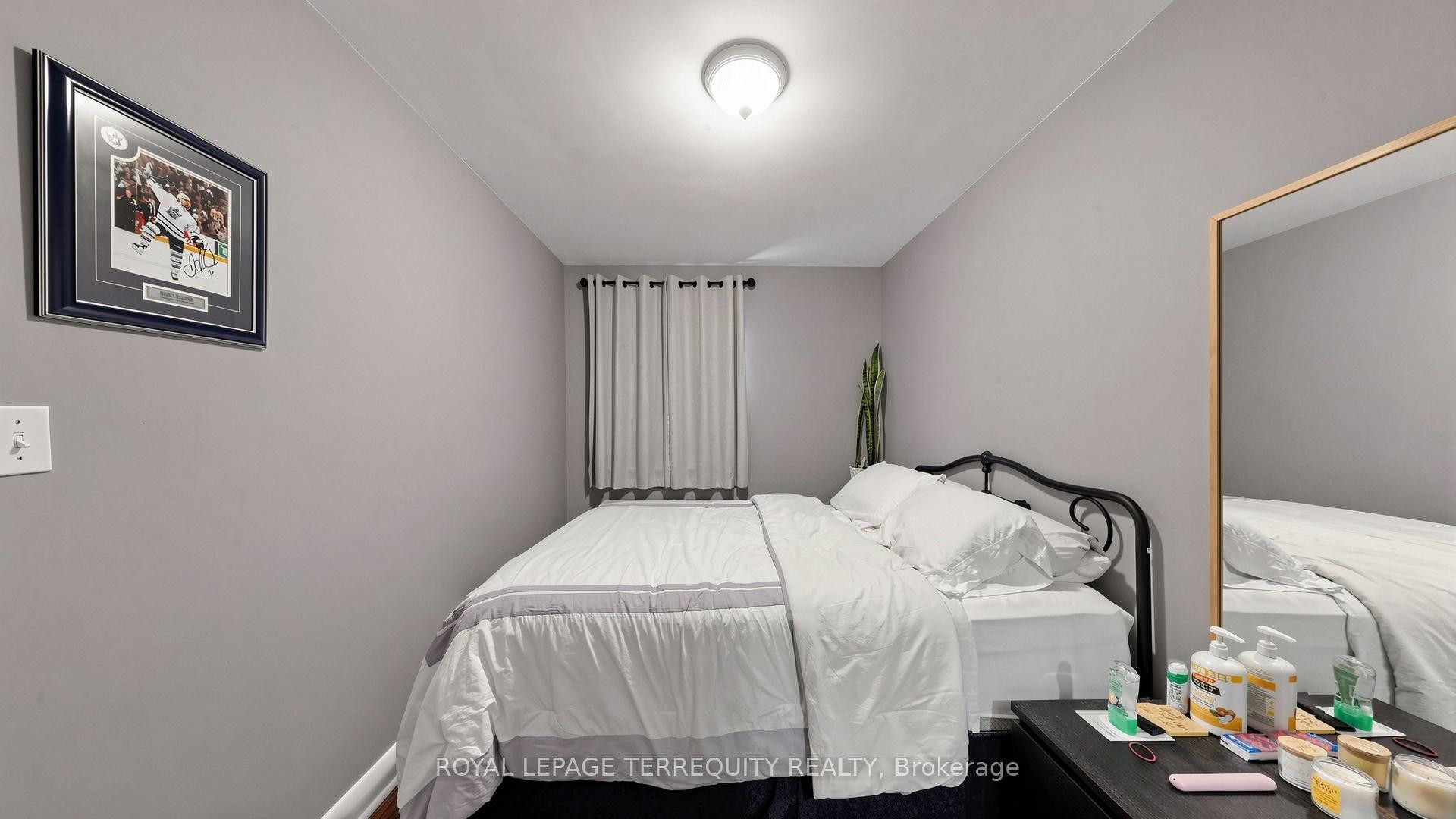 321 Lakeshore Road E, Mississauga, ON
