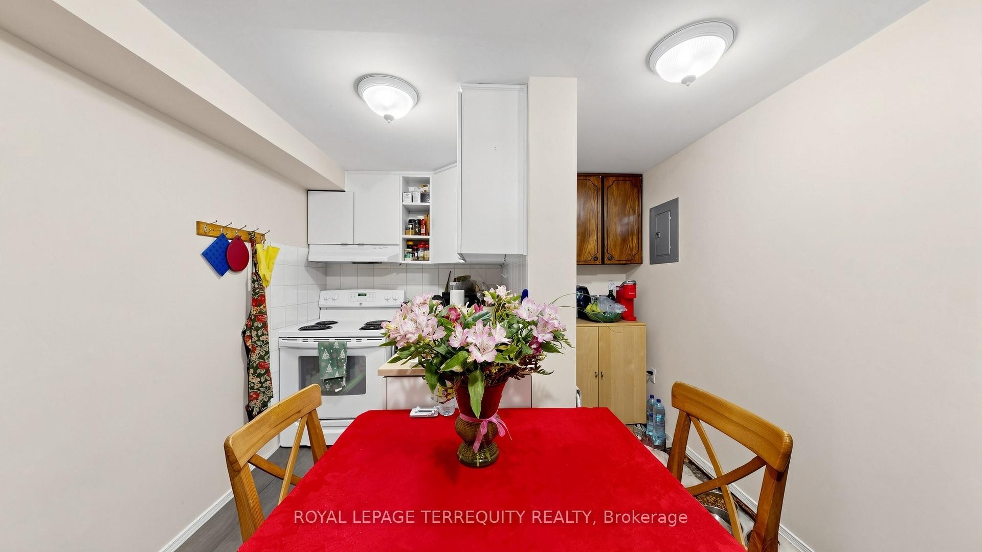 321 Lakeshore Road E, Mississauga, ON