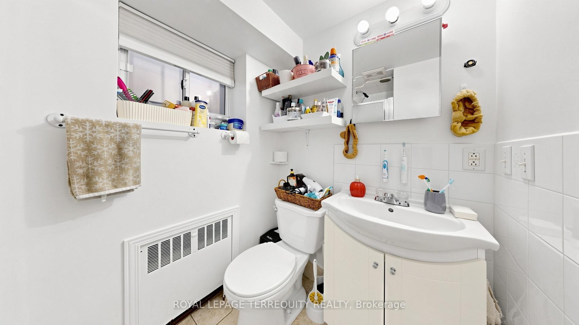 321 Lakeshore Road E, Mississauga, ON