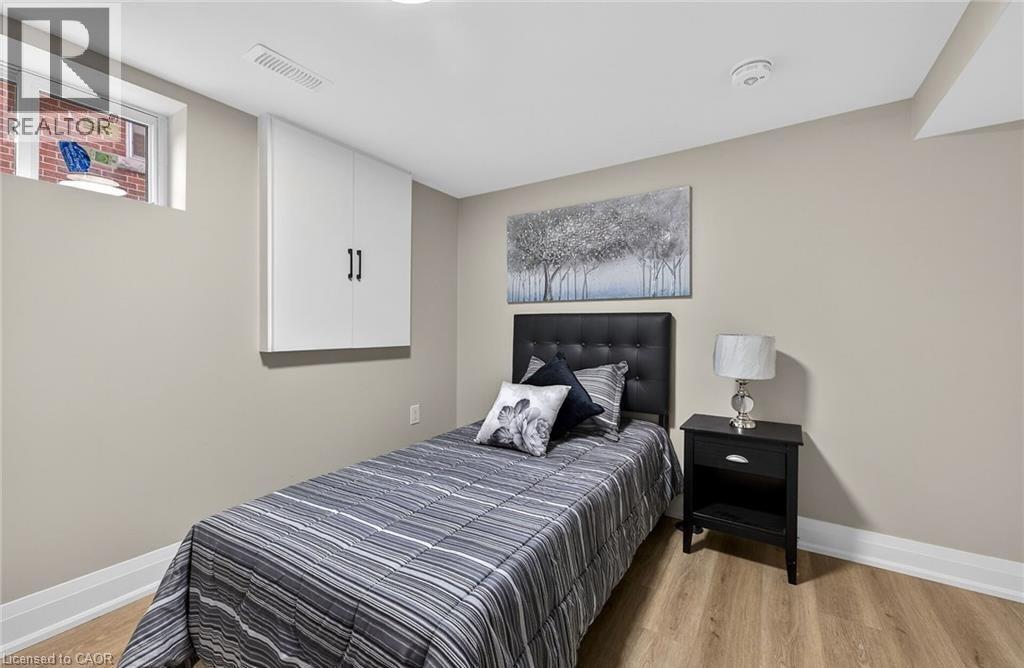 150 Brucedale Avenue E Unit# Lower, Hamilton, ON - Indoor Photo Showing Bedroom