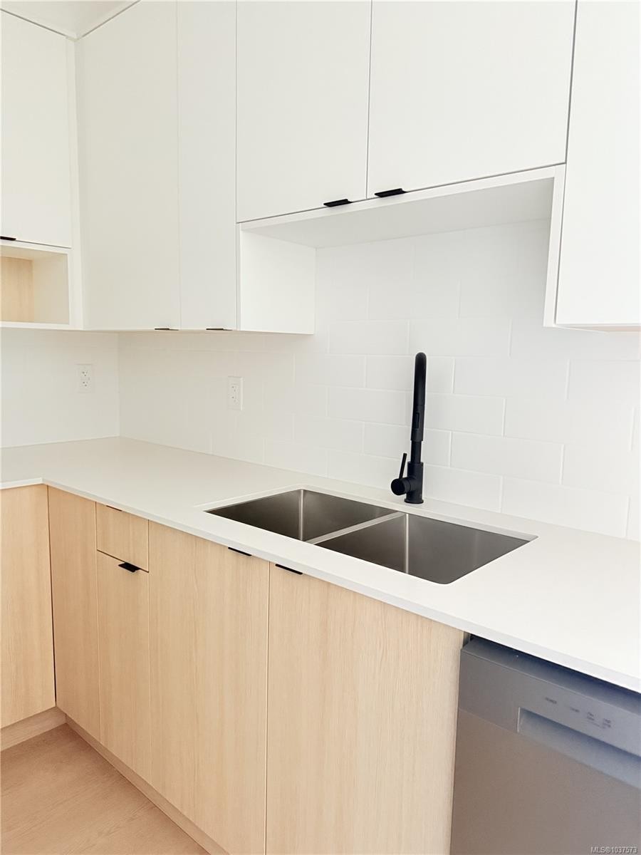 329-2629 Millstream Rd, Langford, BC - Indoor Photo Showing Kitchen With Double Sink