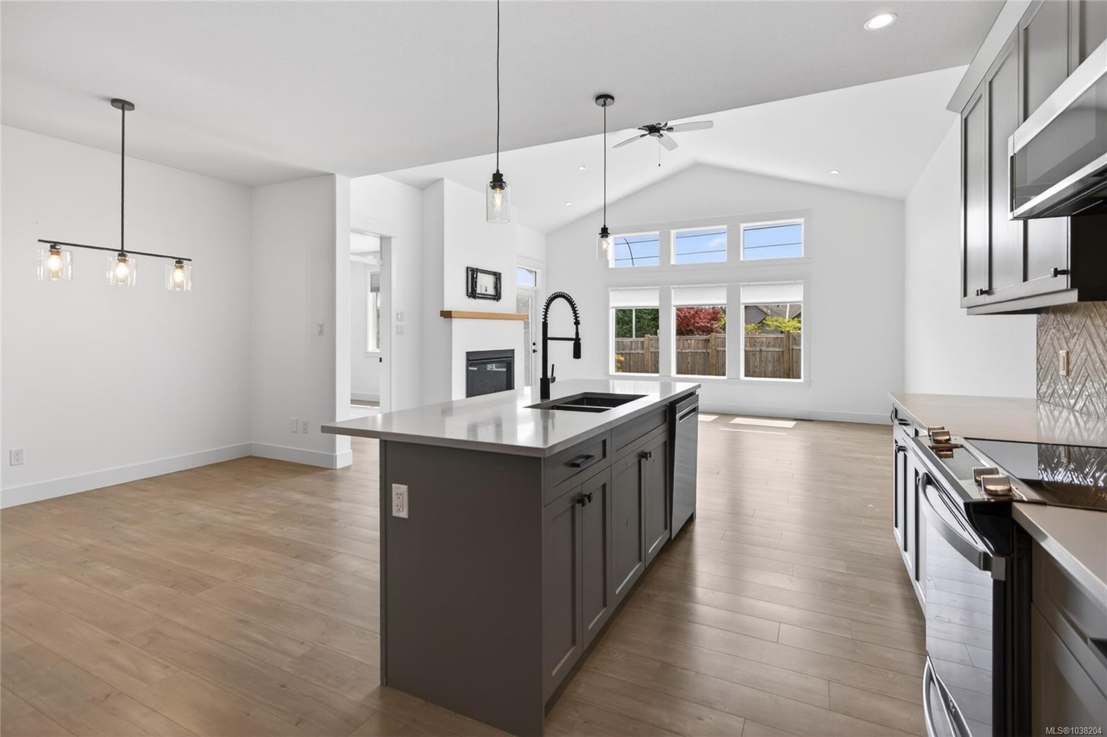 B-992 Erickson Rd, Campbell River, BC - Indoor Photo Showing Kitchen With Double Sink With Upgraded Kitchen