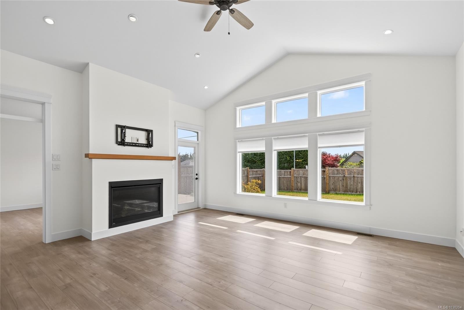 B-992 Erickson Rd, Campbell River, BC - Indoor Photo Showing Living Room With Fireplace