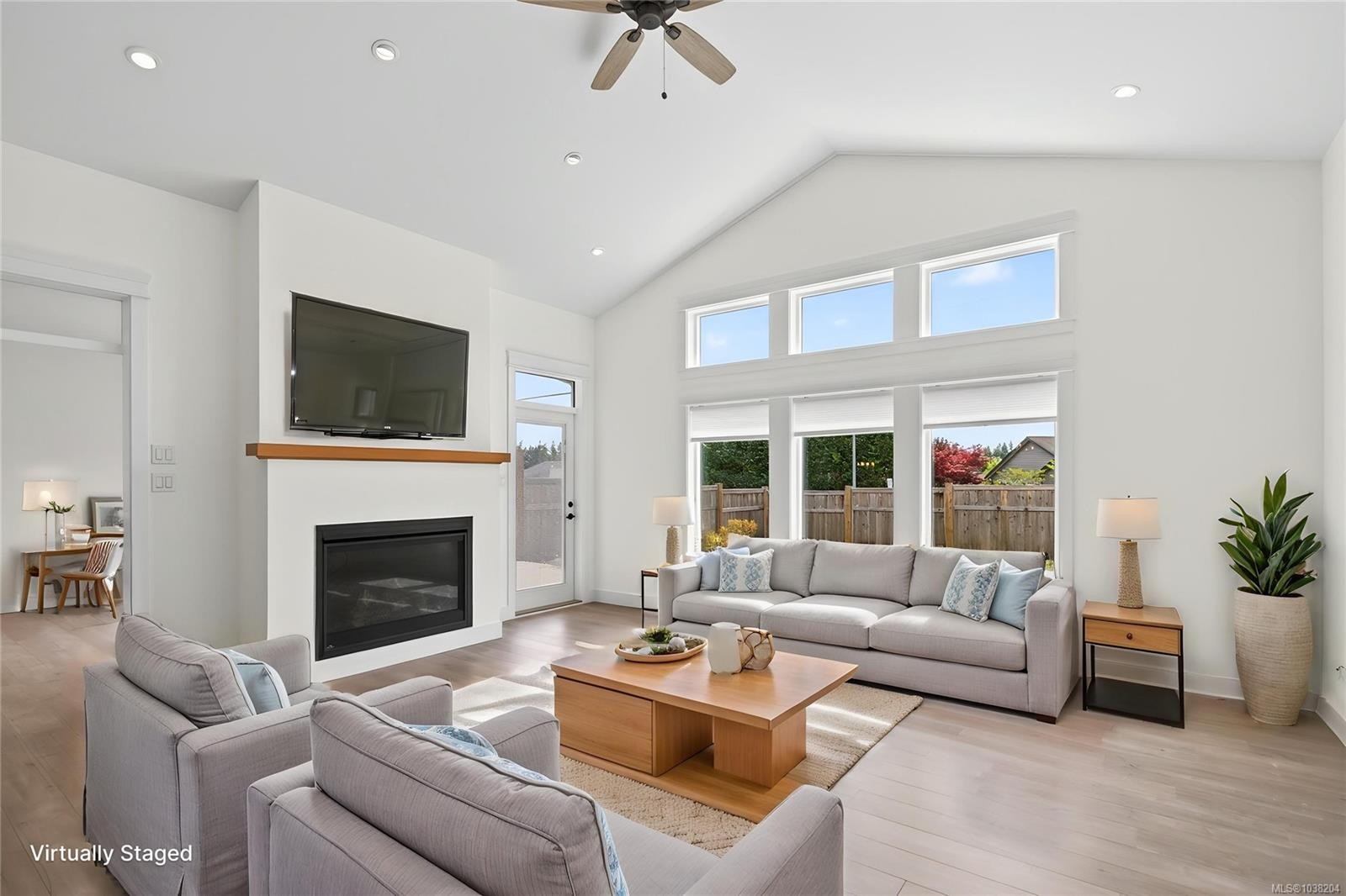 B-992 Erickson Rd, Campbell River, BC - Indoor Photo Showing Living Room With Fireplace