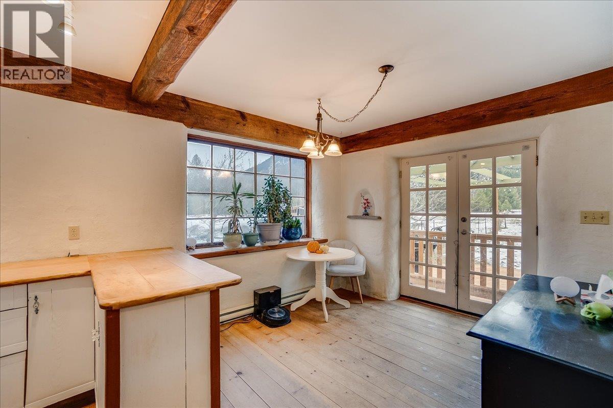 main house dining - 3918 Passmore Upper Road, Passmore, BC - Indoor