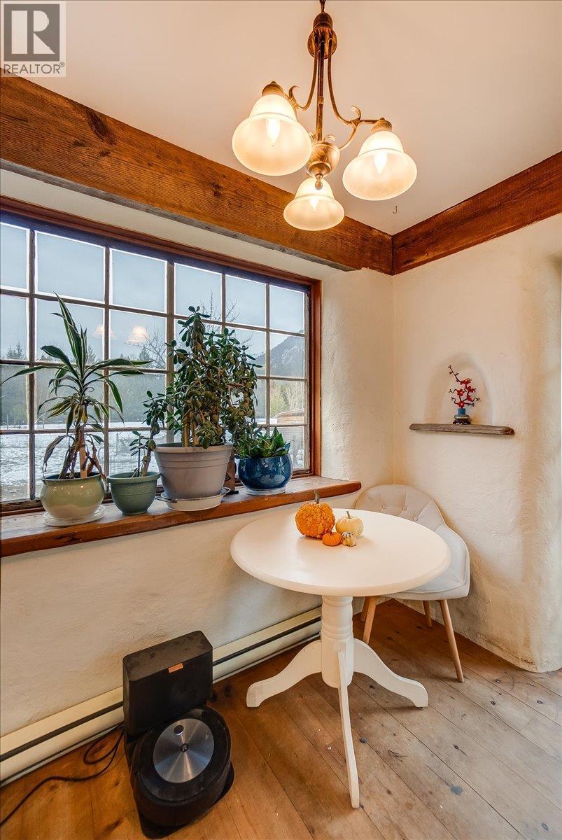 Main house dining - 3918 Passmore Upper Road, Passmore, BC - Indoor