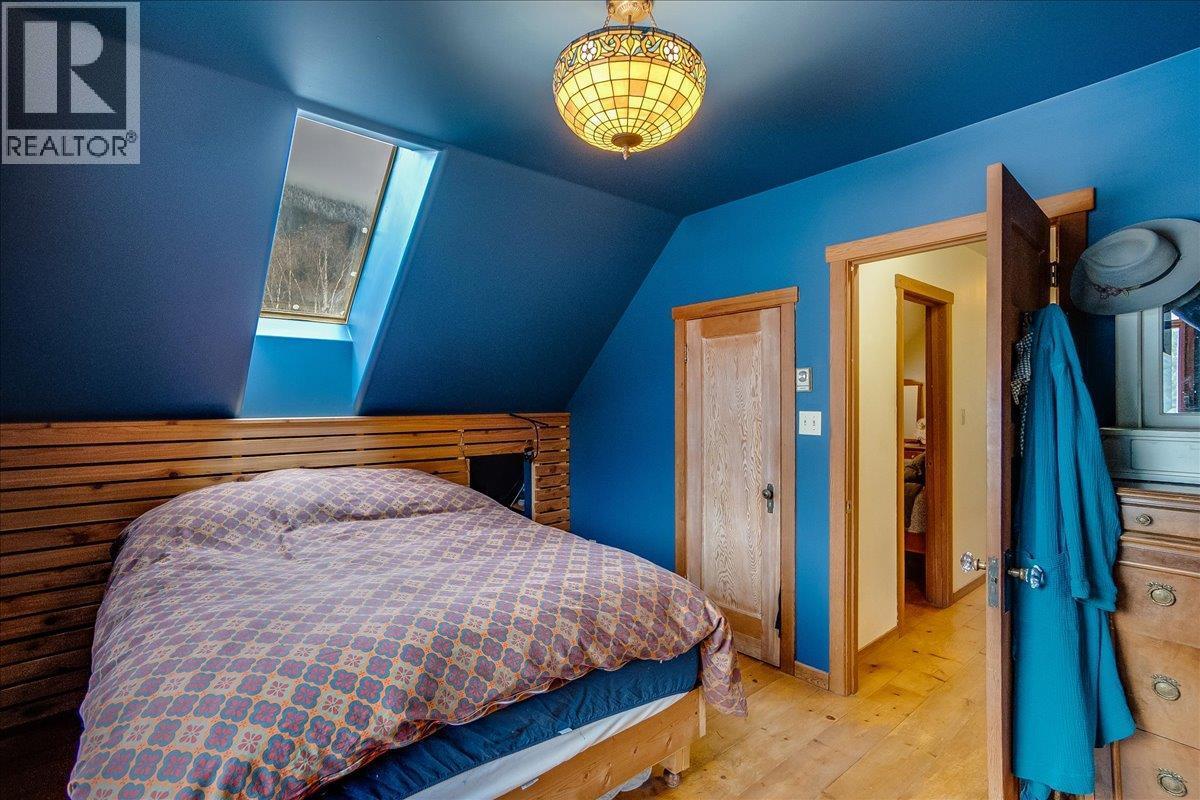 Main house second floor bedroom - 3918 Passmore Upper Road, Passmore, BC - Indoor Photo Showing Bedroom