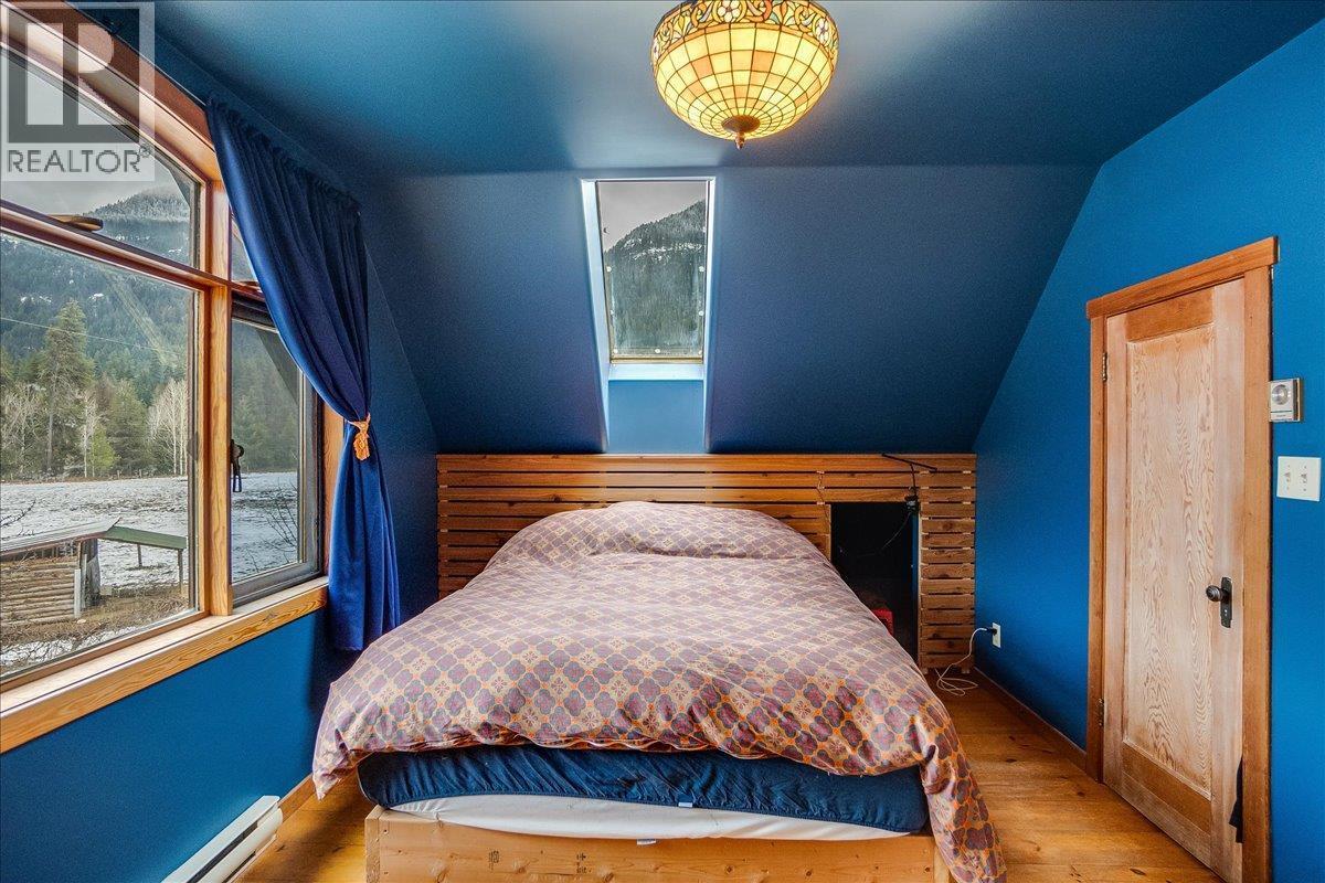 Main house second floor bedroom - 3918 Passmore Upper Road, Passmore, BC - Indoor Photo Showing Bedroom