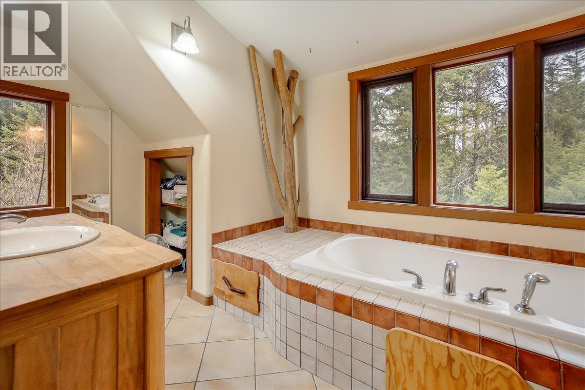 Main house second floor bathroom - 3918 Passmore Upper Road, Passmore, BC - Indoor Photo Showing Bathroom