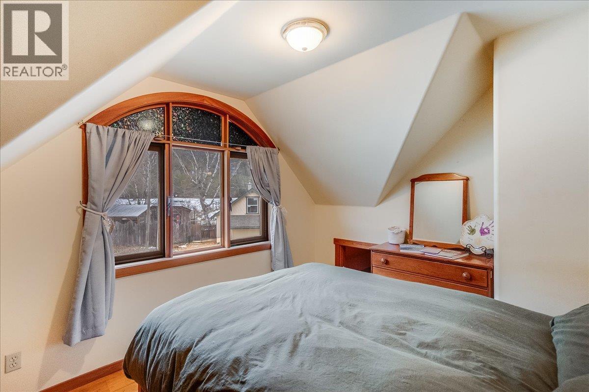 Main house second floor bedroom - 3918 Passmore Upper Road, Passmore, BC - Indoor Photo Showing Bedroom