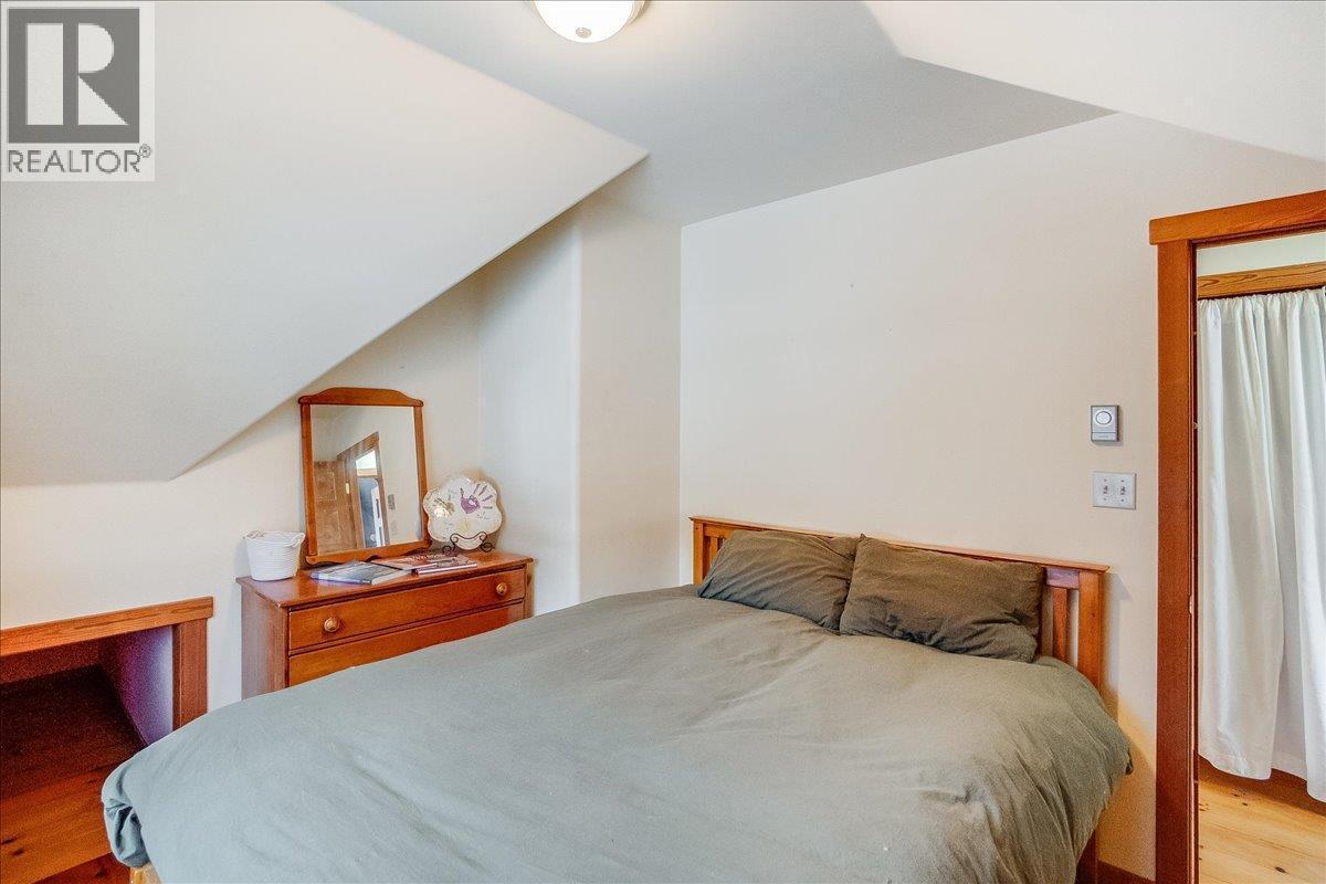 Main house second floor bedroom - 3918 Passmore Upper Road, Passmore, BC - Indoor Photo Showing Bedroom