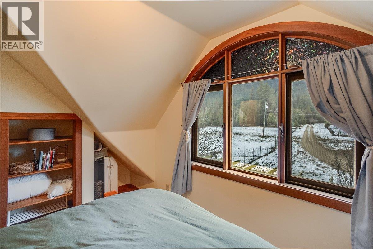 Main house second floor bedroom - 3918 Passmore Upper Road, Passmore, BC - Indoor