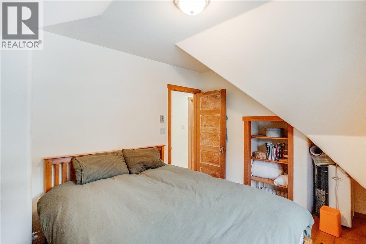 Main house second floor bedroom - 3918 Passmore Upper Road, Passmore, BC - Indoor Photo Showing Bedroom