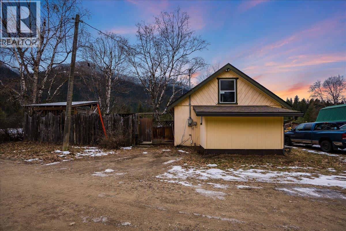 Second house - 3918 Passmore Upper Road, Passmore, BC - Outdoor
