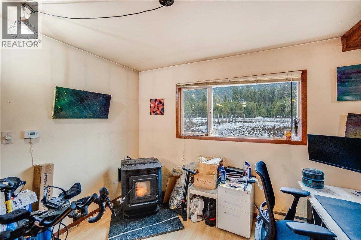 Second house living room - 3918 Passmore Upper Road, Passmore, BC - Indoor