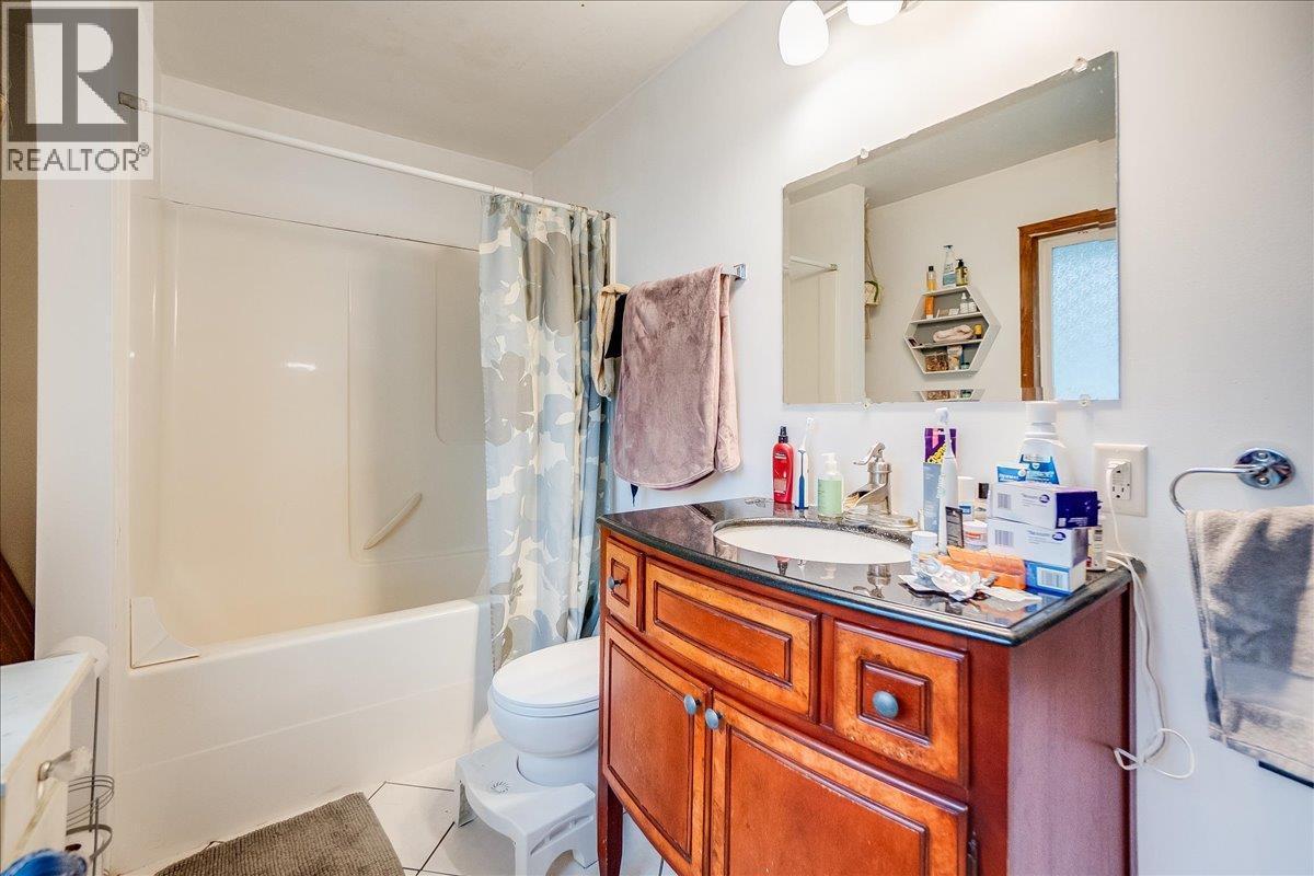 Second house bathroom - 3918 Passmore Upper Road, Passmore, BC - Indoor Photo Showing Bathroom