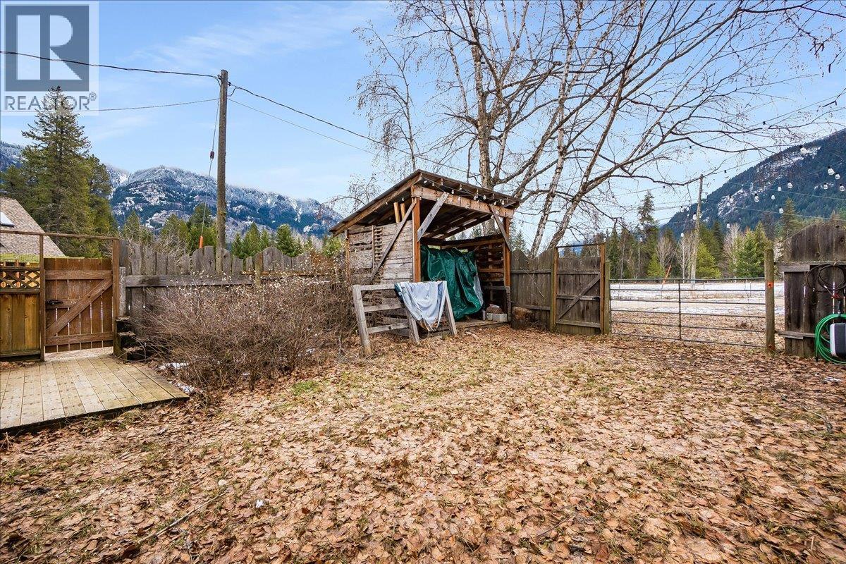 Second house yard - 3918 Passmore Upper Road, Passmore, BC - Outdoor