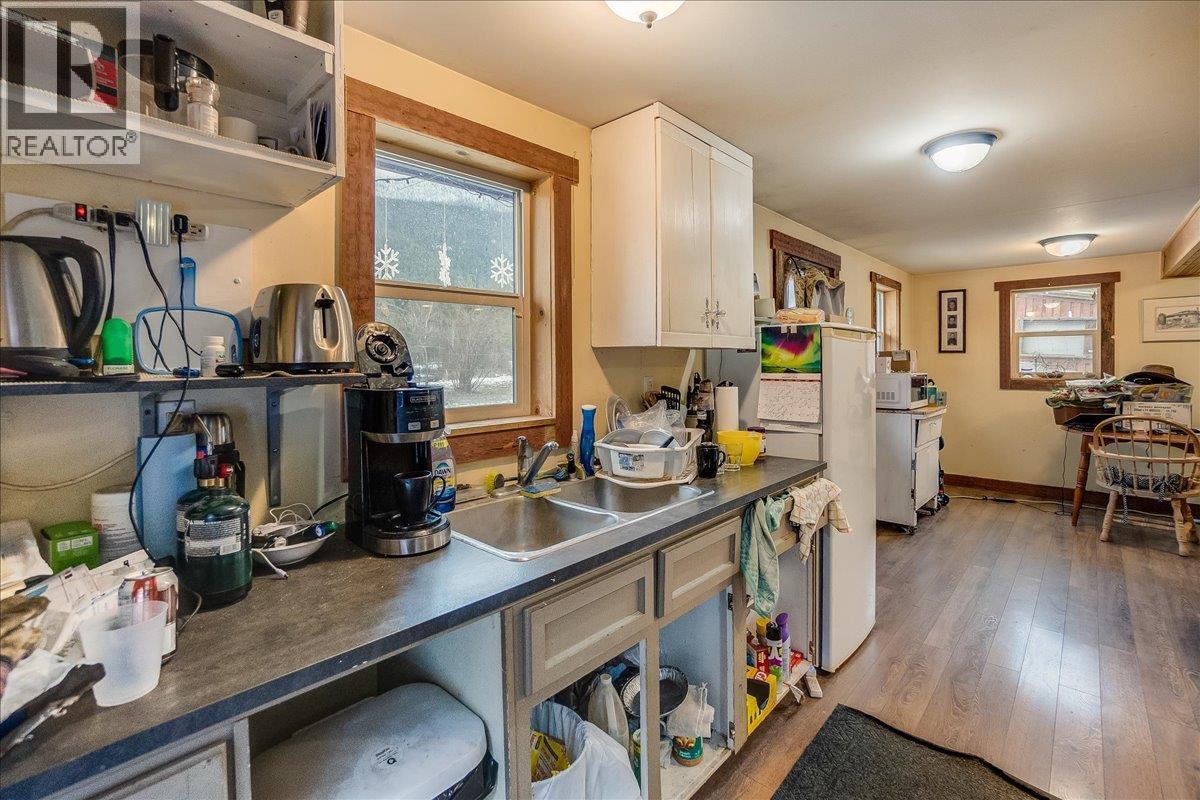 third house kitchen - 3918 Passmore Upper Road, Passmore, BC - Indoor