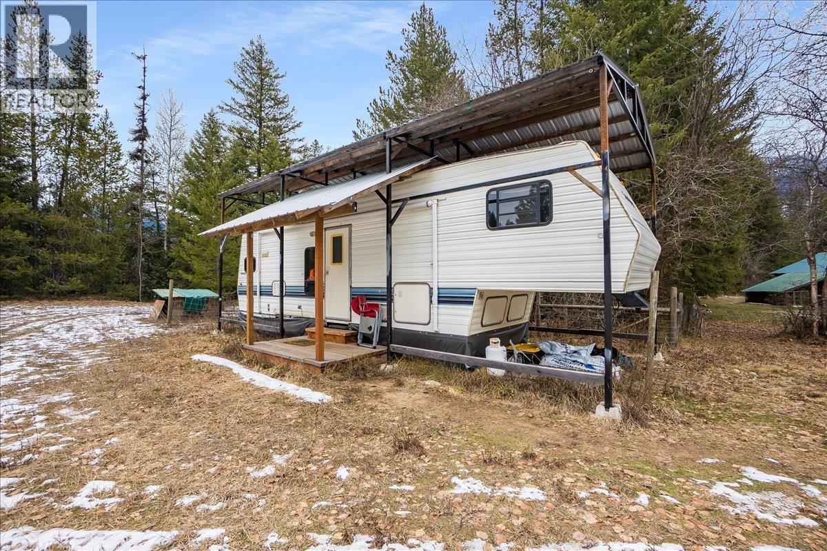 RV - 3918 Passmore Upper Road, Passmore, BC - Outdoor