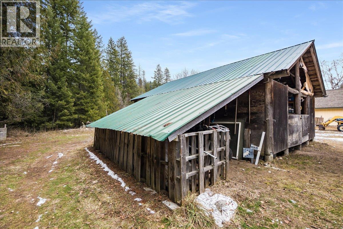 Barn/storage shed - 3918 Passmore Upper Road, Passmore, BC - Outdoor