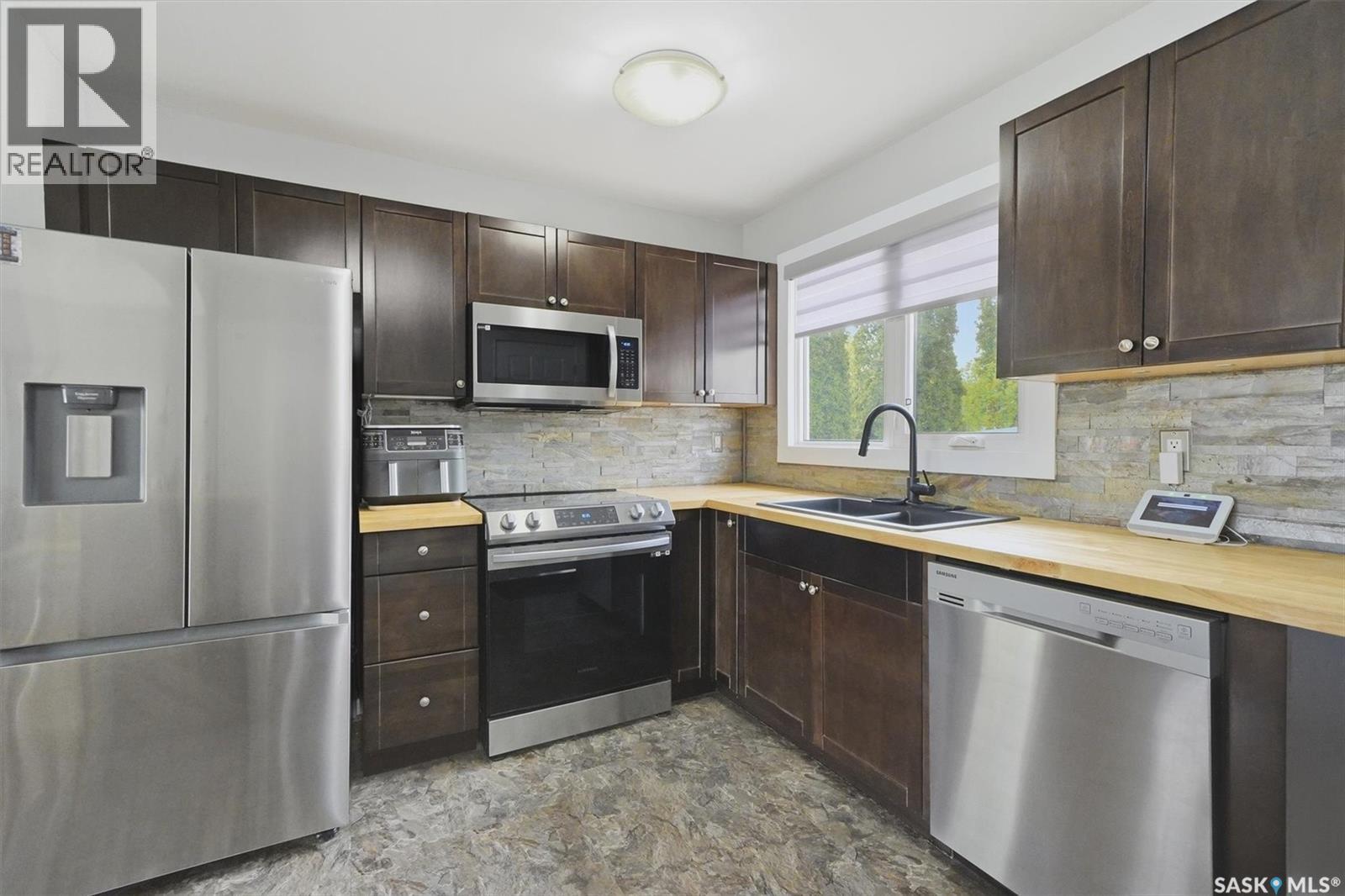 31 Bence Crescent, Saskatoon, SK - Indoor Photo Showing Kitchen With Double Sink