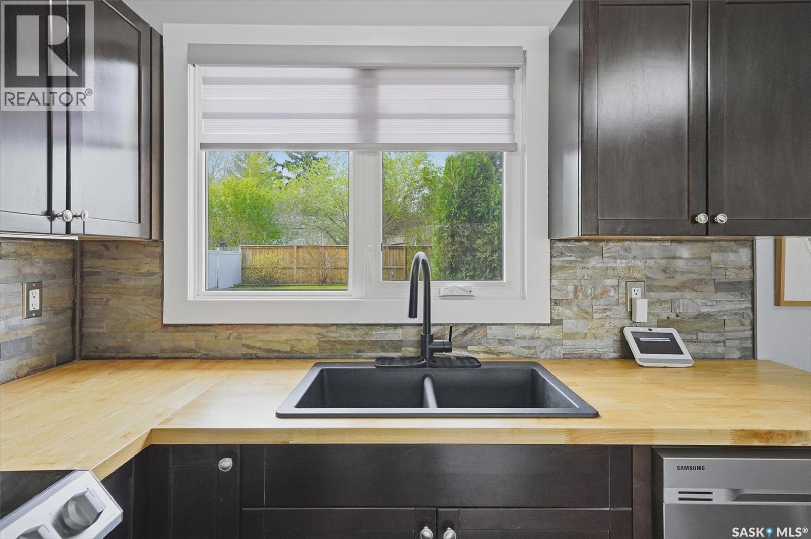 31 Bence Crescent, Saskatoon, SK - Indoor Photo Showing Kitchen With Double Sink