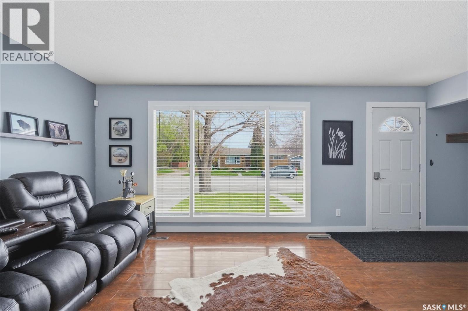 31 Bence Crescent, Saskatoon, SK - Indoor Photo Showing Living Room