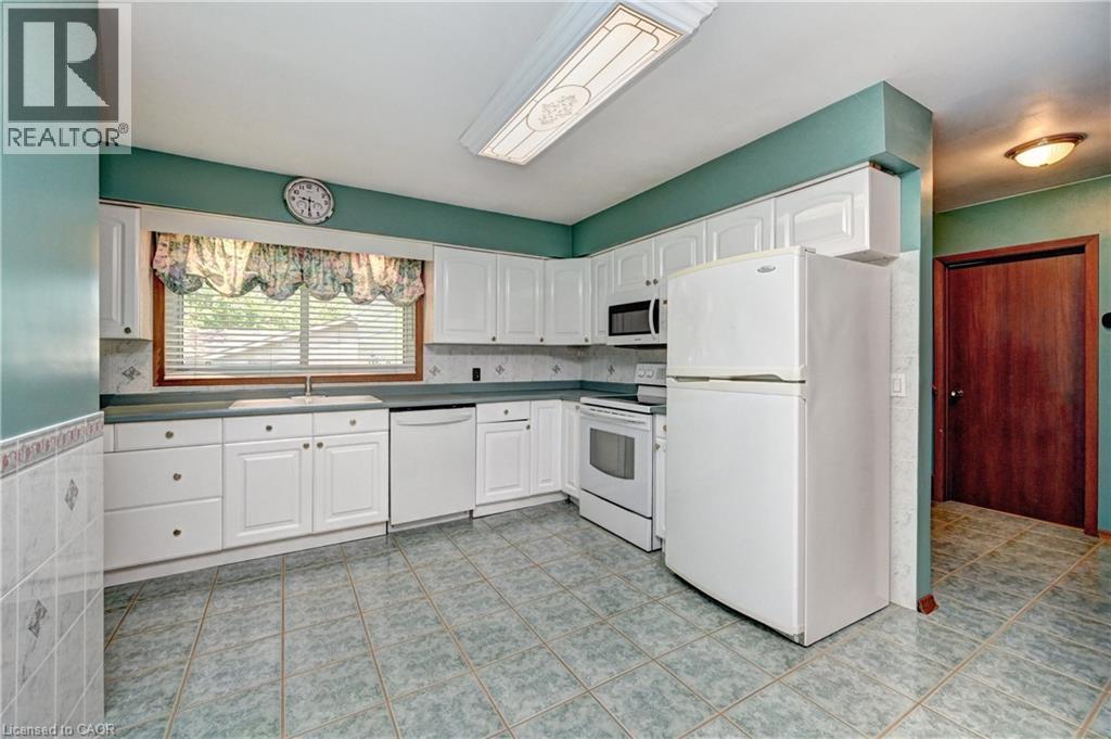 132 Forest Hill Drive, Kitchener, ON - Indoor Photo Showing Kitchen
