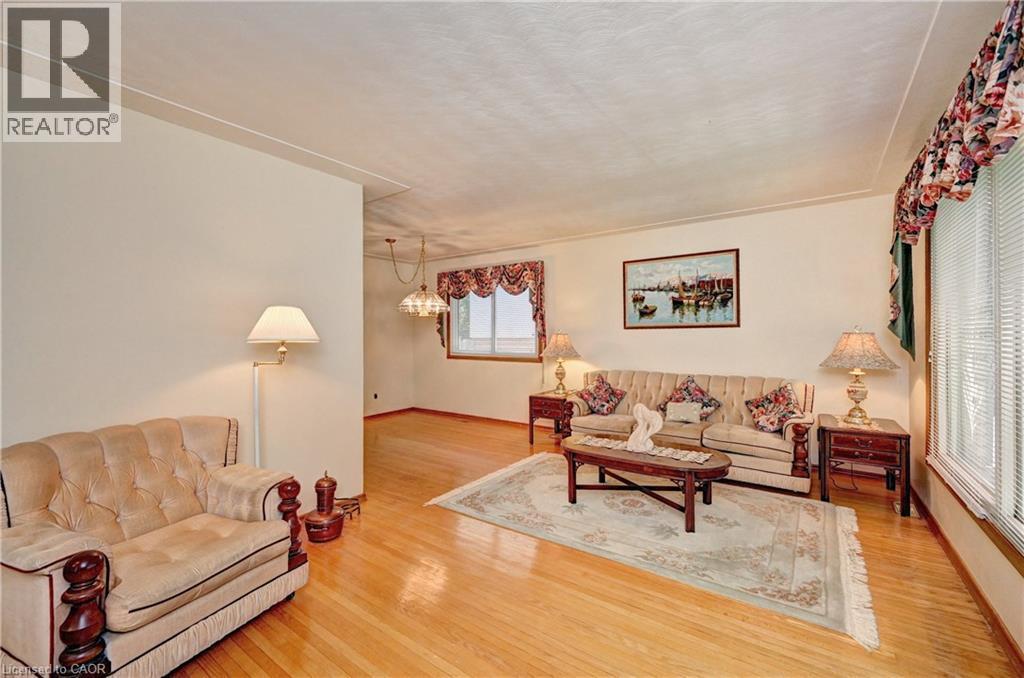 132 Forest Hill Drive, Kitchener, ON - Indoor Photo Showing Living Room