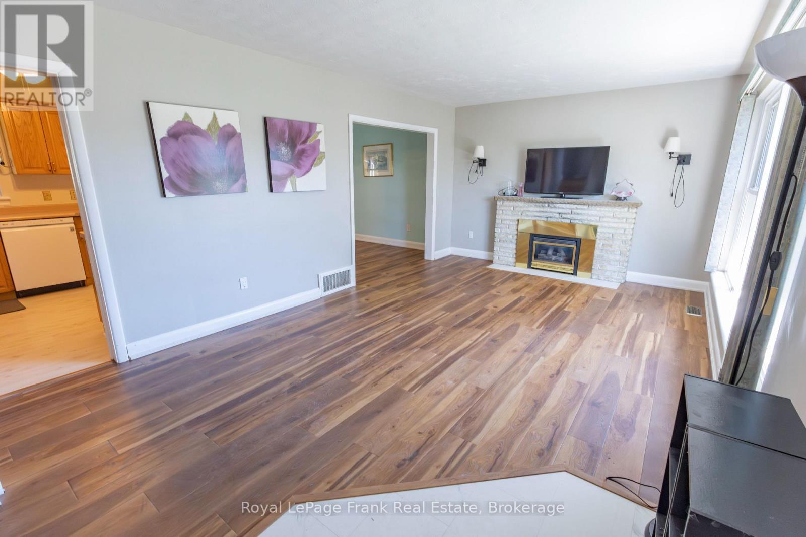 872 Weller Street, Peterborough (Monaghan Ward 2), ON - Indoor Photo Showing Living Room With Fireplace