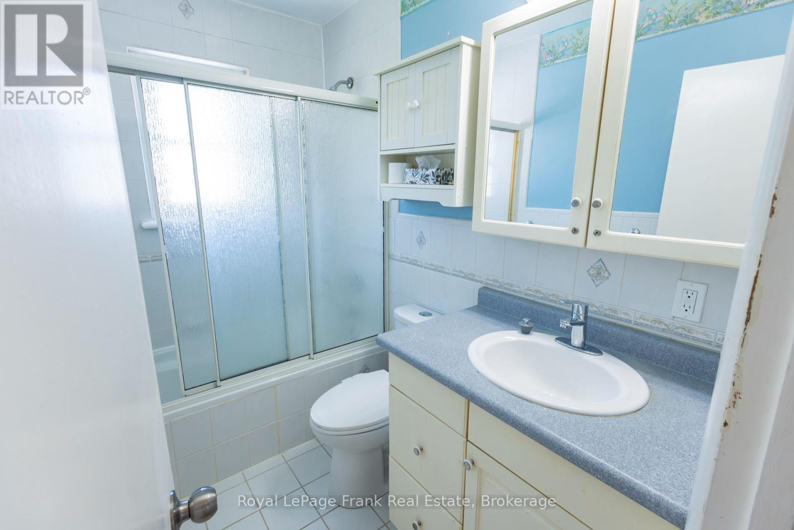 872 Weller Street, Peterborough (Monaghan Ward 2), ON - Indoor Photo Showing Bathroom