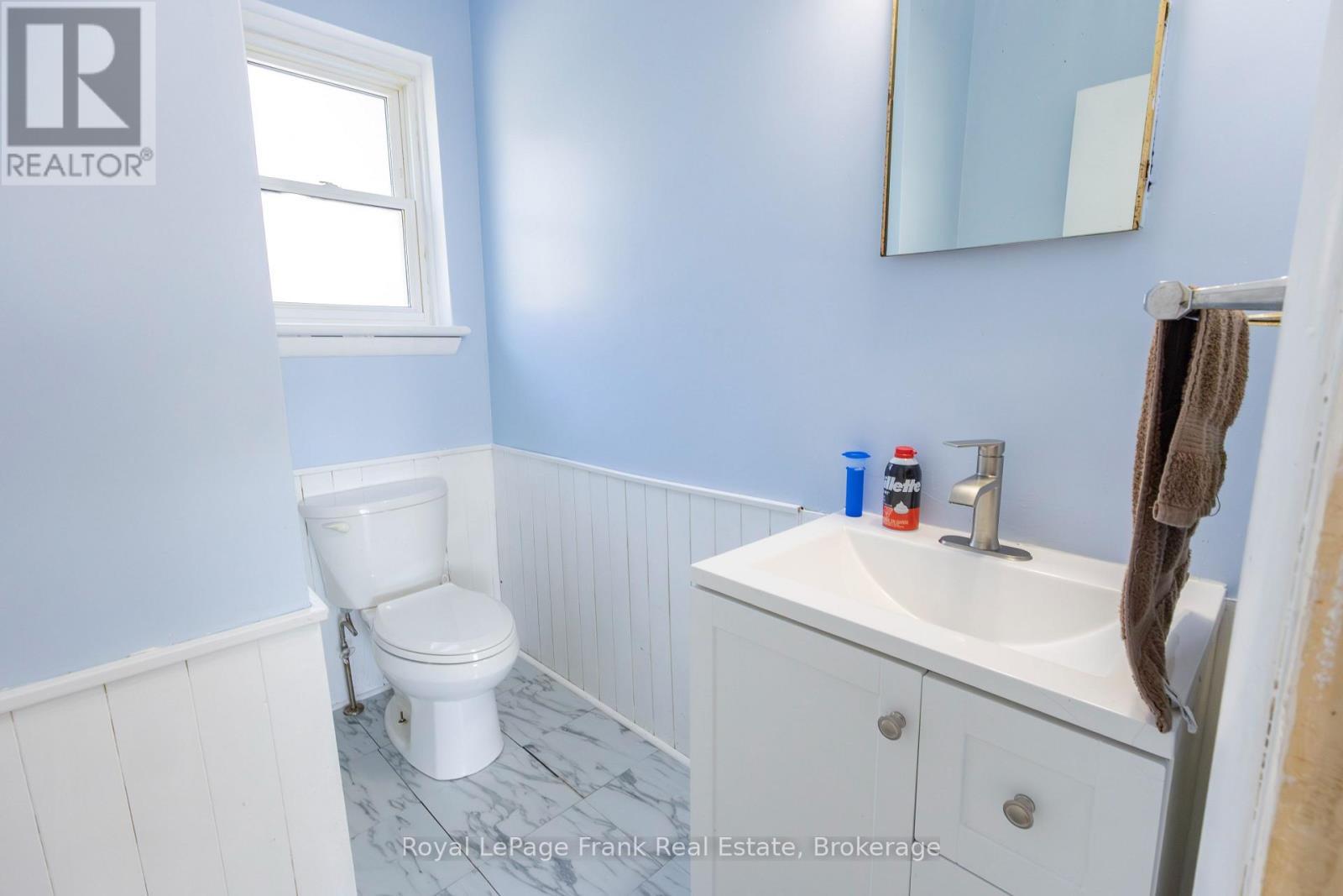 872 Weller Street, Peterborough (Monaghan Ward 2), ON - Indoor Photo Showing Bathroom