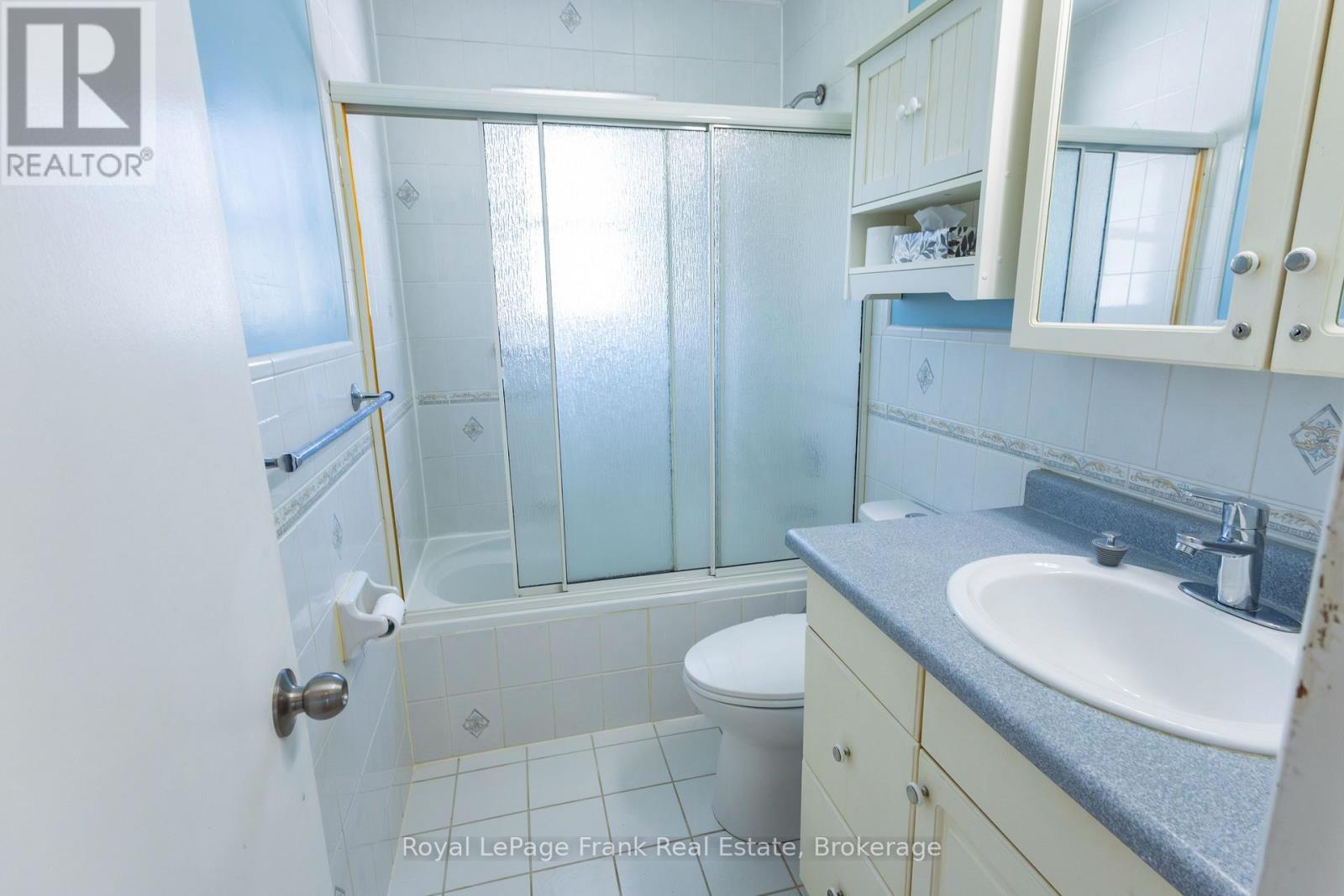 872 Weller Street, Peterborough (Monaghan Ward 2), ON - Indoor Photo Showing Bathroom