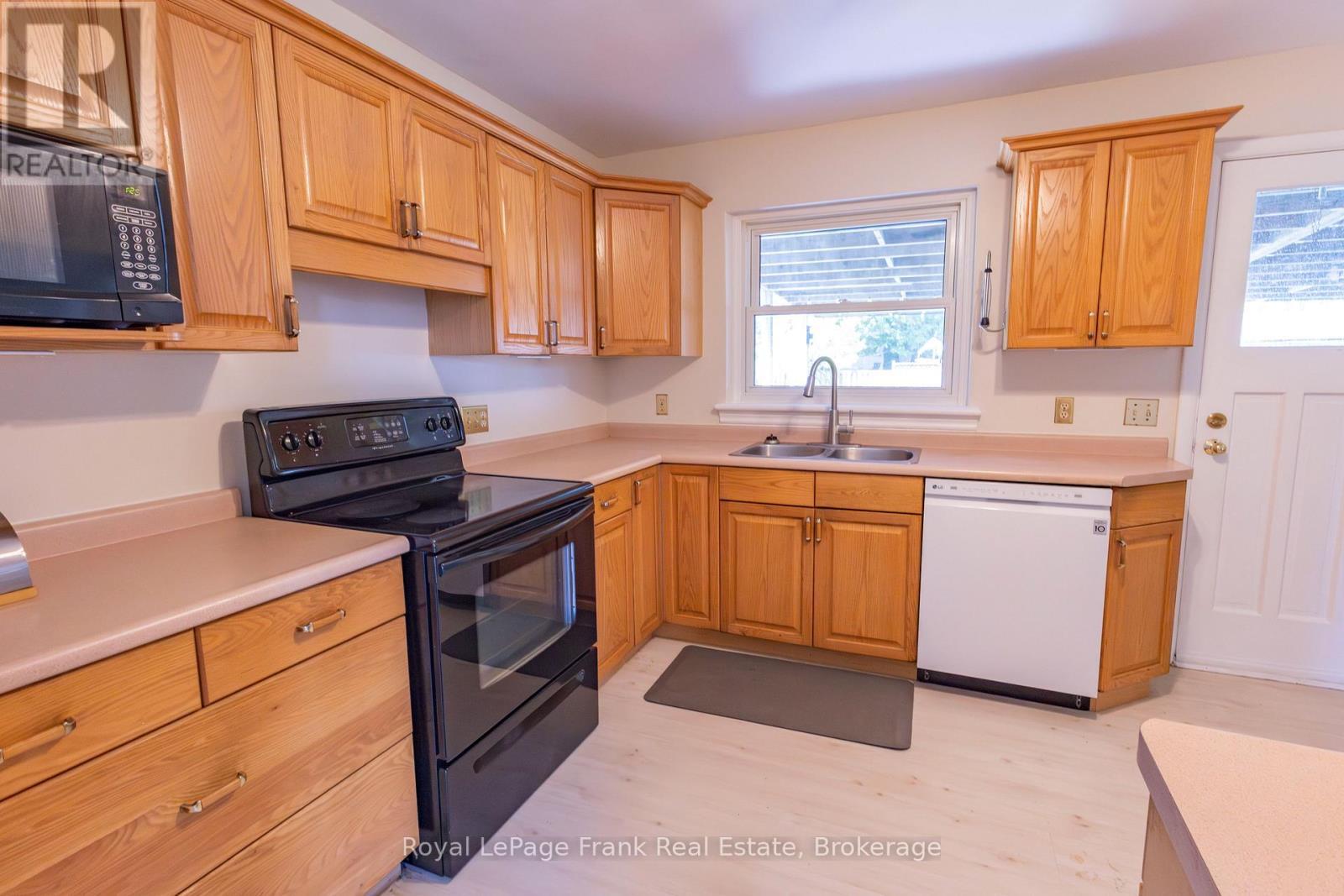 872 Weller Street, Peterborough (Monaghan Ward 2), ON - Indoor Photo Showing Kitchen With Double Sink