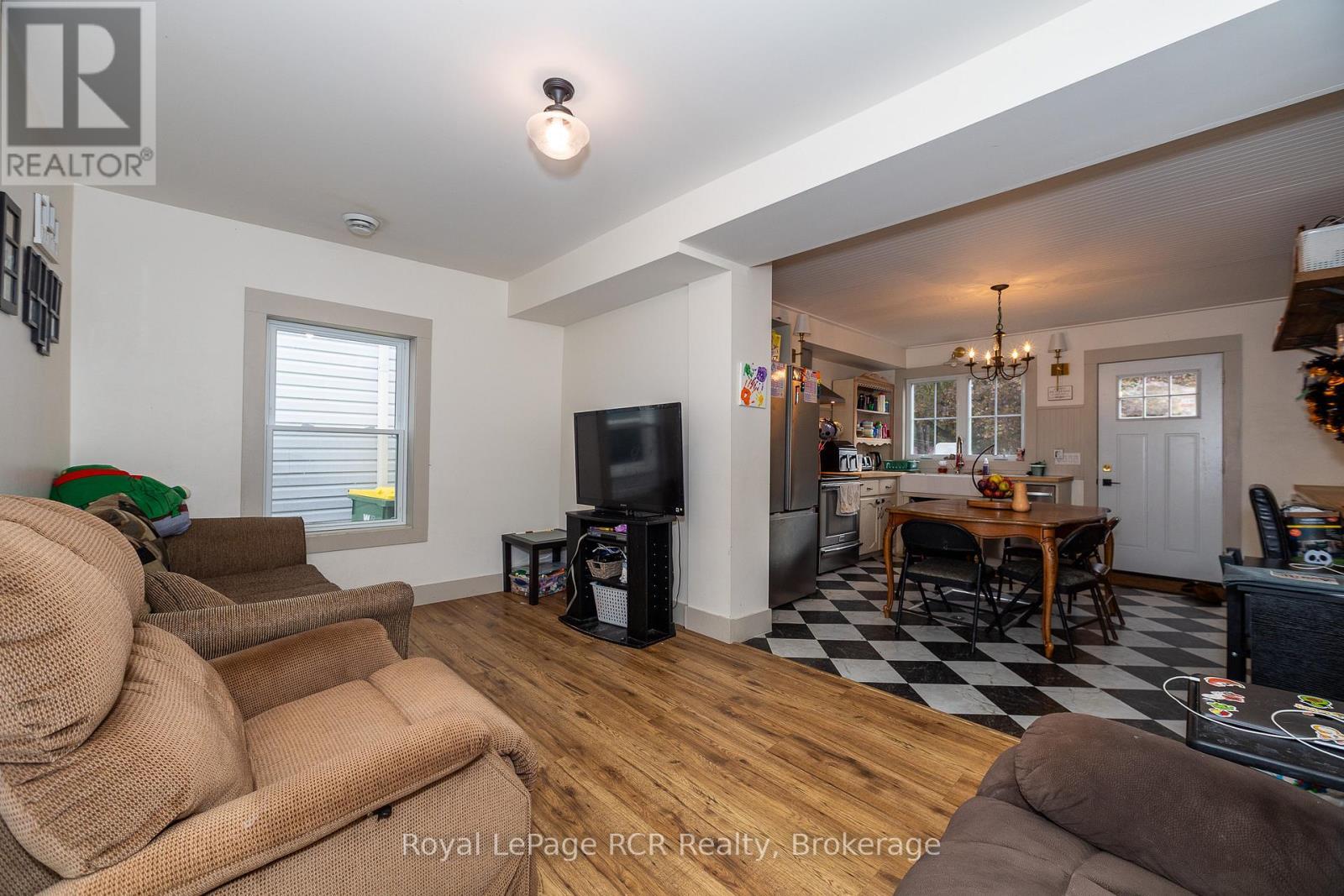 83 Main Street W, Grey Highlands, ON - Indoor Photo Showing Living Room