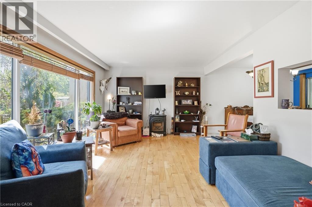 39 Paradise Road N, Hamilton, ON - Indoor Photo Showing Living Room