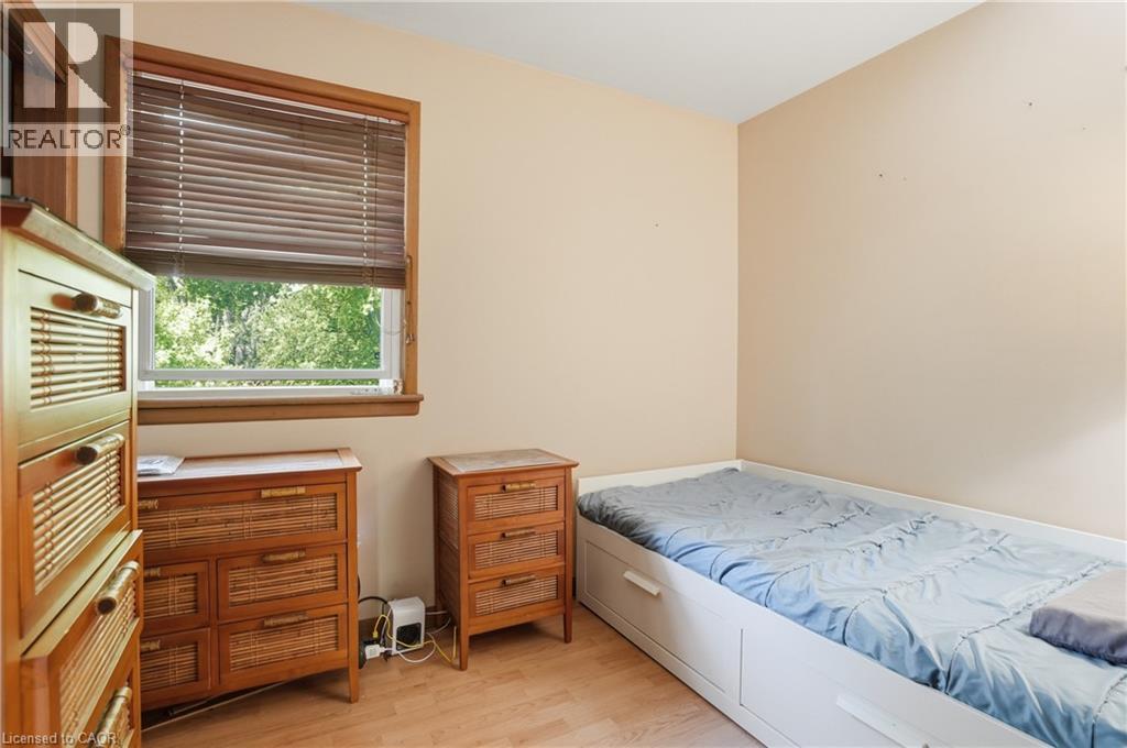 39 Paradise Road N, Hamilton, ON - Indoor Photo Showing Bedroom
