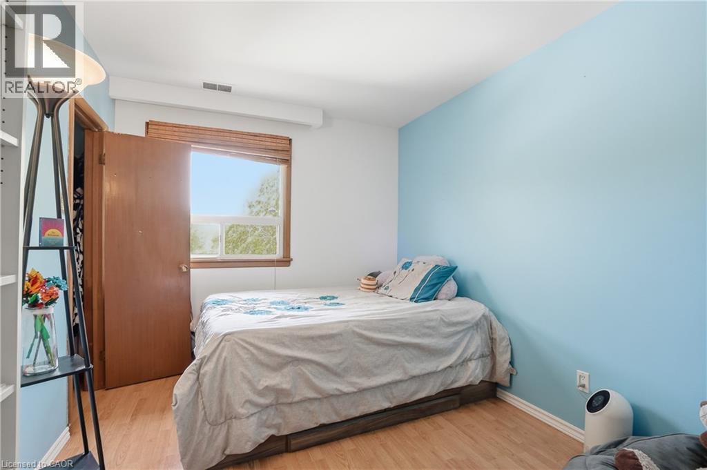 39 Paradise Road N, Hamilton, ON - Indoor Photo Showing Bedroom
