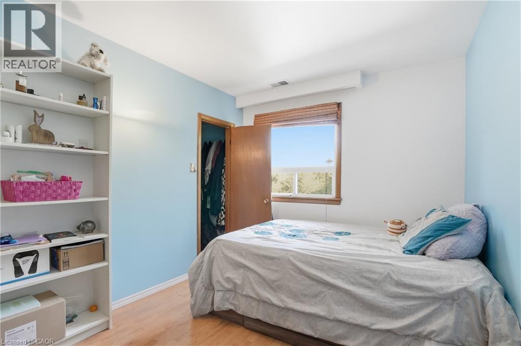 39 Paradise Road N, Hamilton, ON - Indoor Photo Showing Bedroom