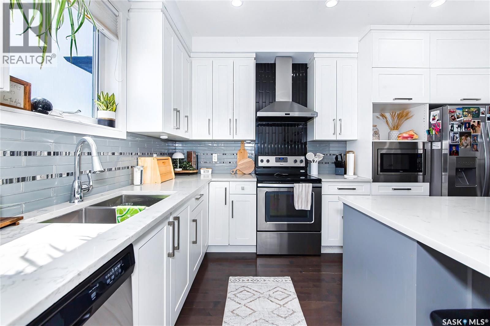 246 Fast Lane, Saskatoon, SK - Indoor Photo Showing Kitchen With Stainless Steel Kitchen With Double Sink With Upgraded Kitchen