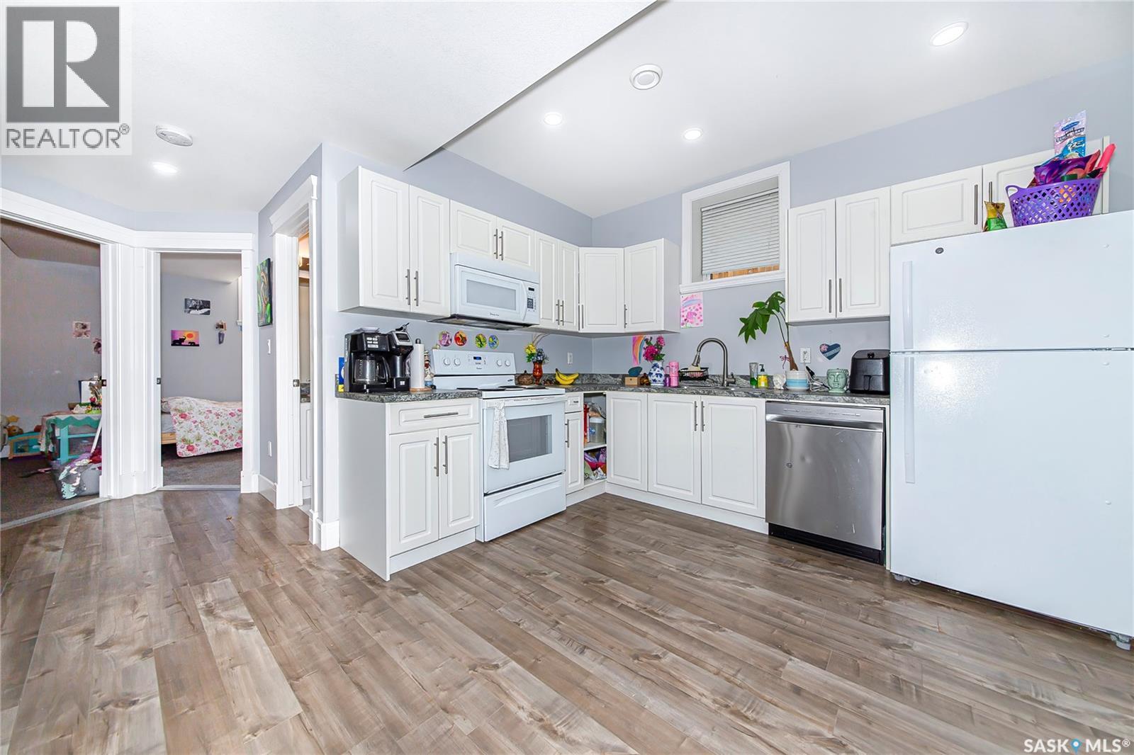 246 Fast Lane, Saskatoon, SK - Indoor Photo Showing Kitchen