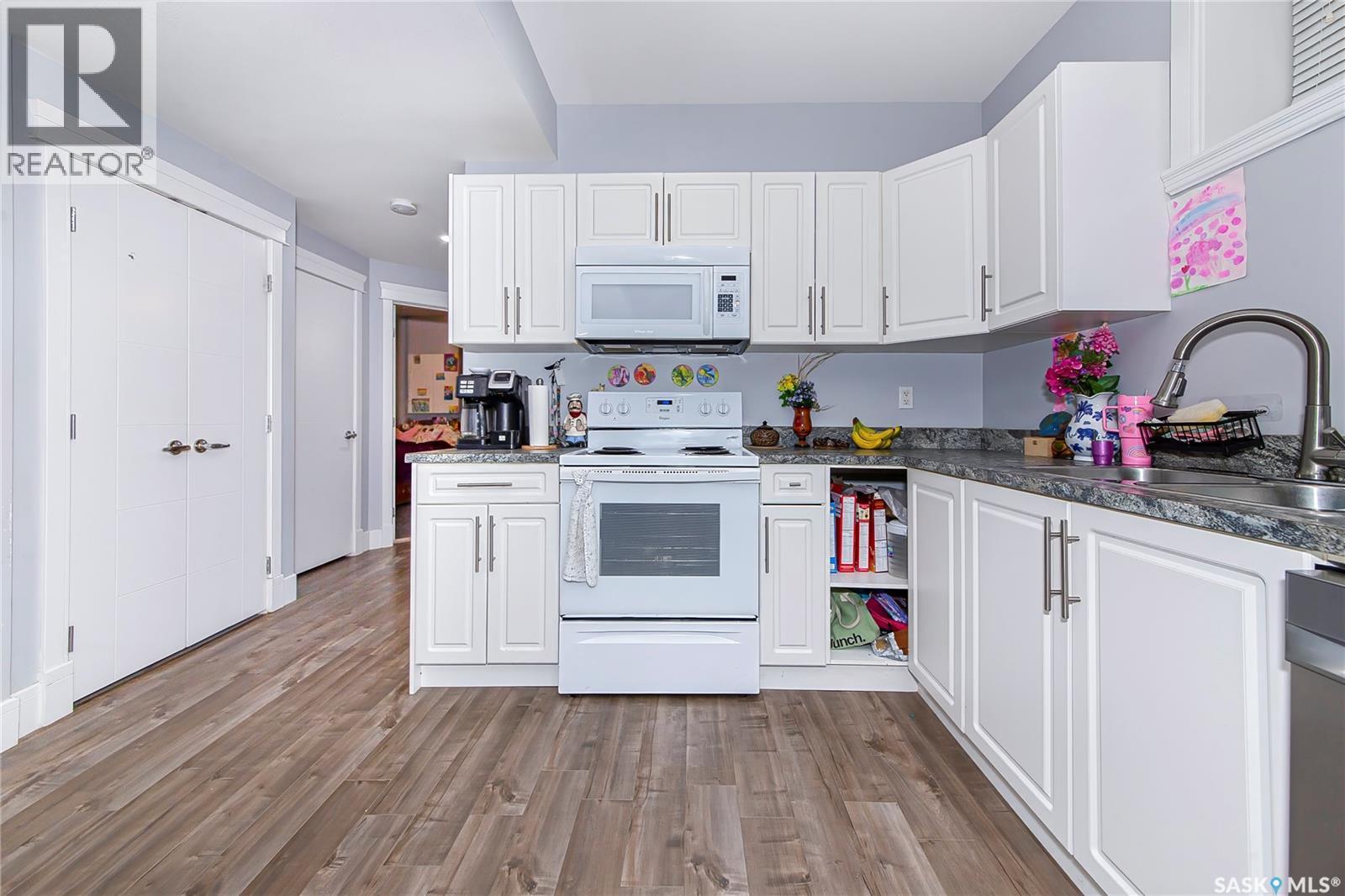 246 Fast Lane, Saskatoon, SK - Indoor Photo Showing Kitchen