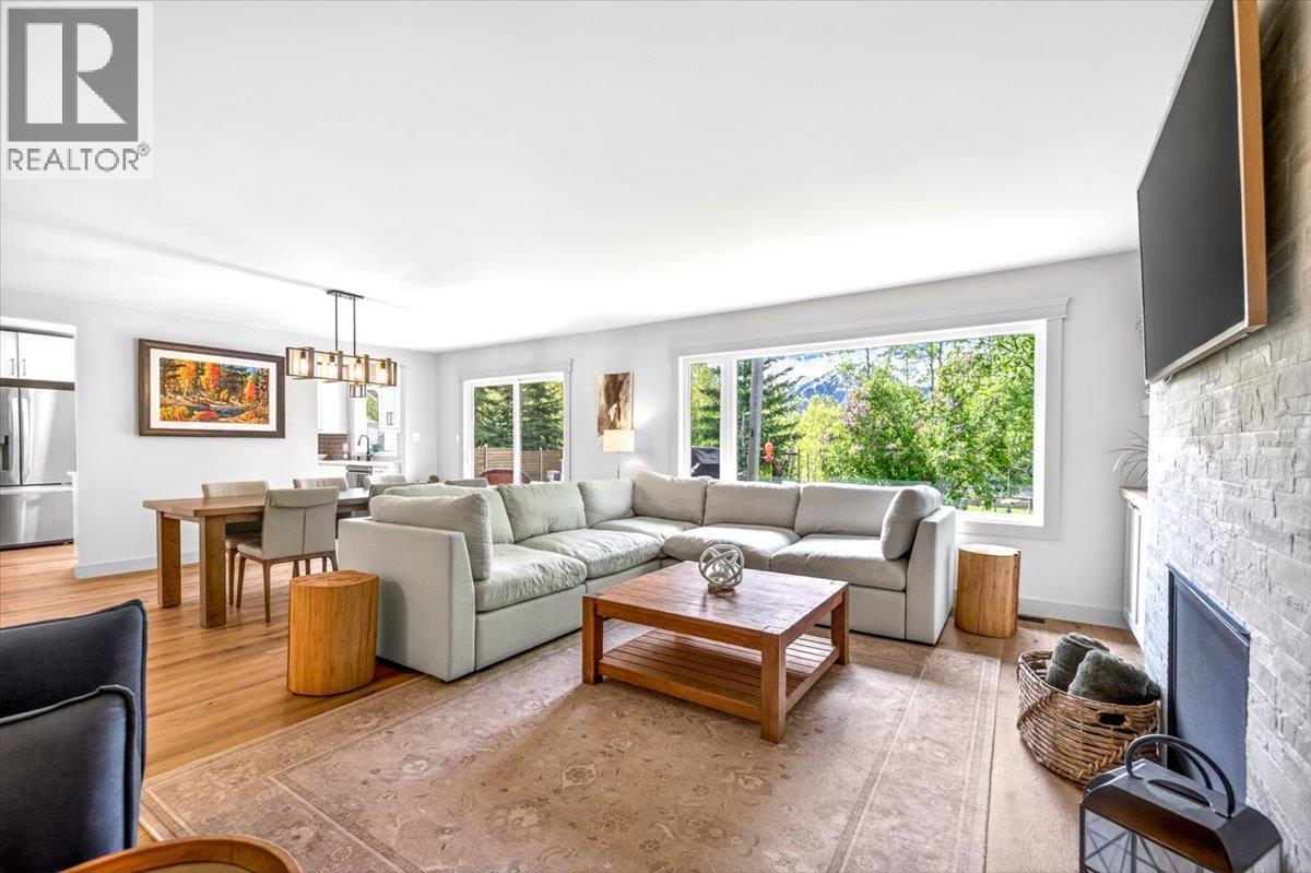 39 Elkview Drive, Fernie, BC - Indoor Photo Showing Living Room