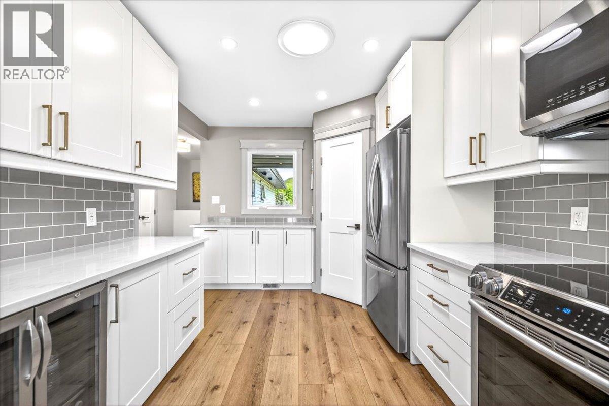 39 Elkview Drive, Fernie, BC - Indoor Photo Showing Kitchen With Upgraded Kitchen
