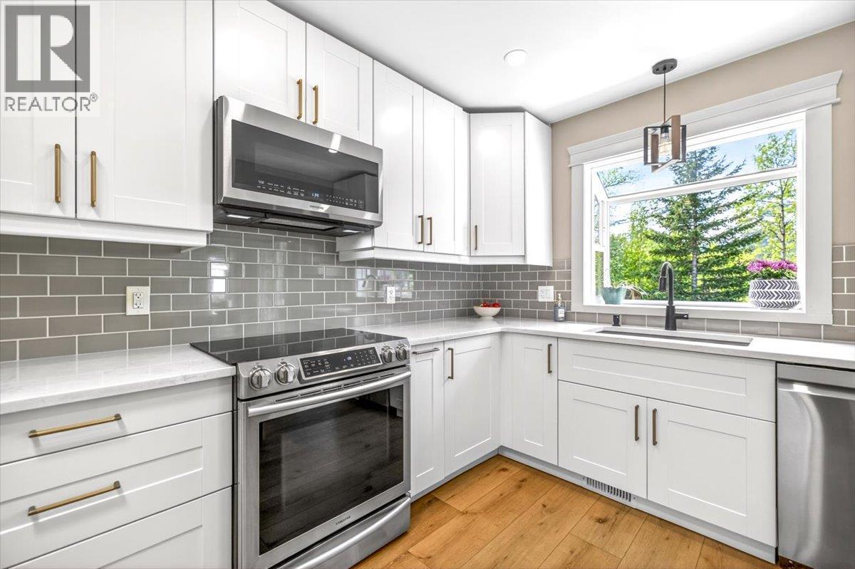 39 Elkview Drive, Fernie, BC - Indoor Photo Showing Kitchen With Upgraded Kitchen