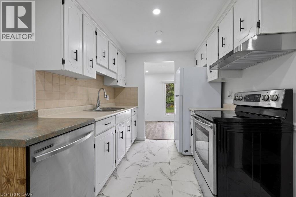 24 Tara Crescent, Thorold, ON - Indoor Photo Showing Kitchen With Double Sink