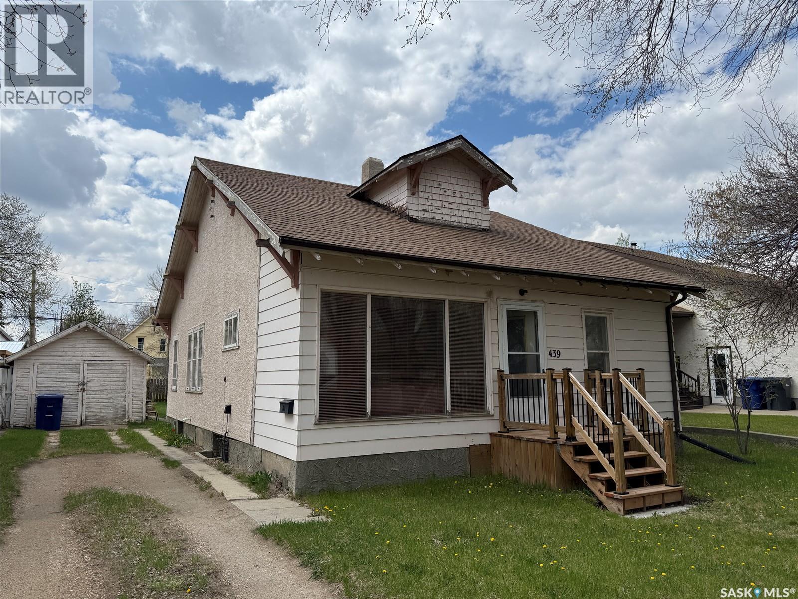 439 Assiniboia Street, Weyburn, SK - Outdoor